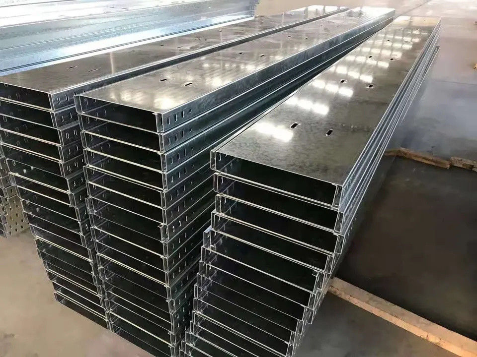 Instalação de parafusos Bandeja de cabo perfurada galvanizada por imersão a quente 1,5-2,5 mm de espessura