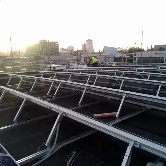 Sistema de montagem de painéis solares de aço ligado para instalação solar em telhado plano e em solo