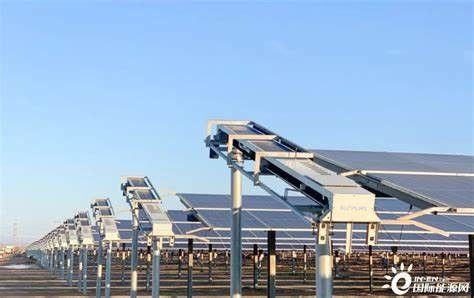 Importar sistema de rastreamento fotovoltaico de um eixo de fábrica chinesa + Sistema de autolimpeza de painéis fotovoltaicos