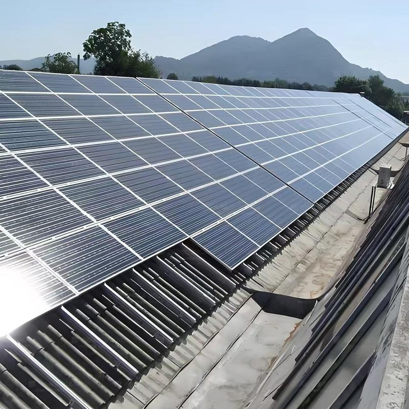 Grampos de instalação sem perfuração e com drenagem para montagem de painéis solares em telhados