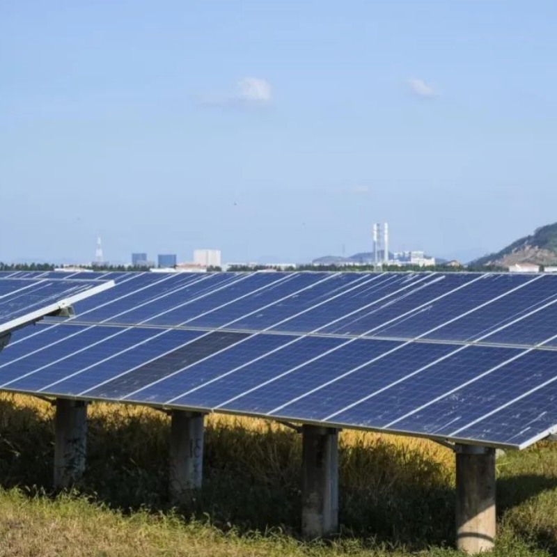Suportes de montagem solar no solo personalizáveis e fáceis de instalar para usinas solares fotovoltaicas de grande escala