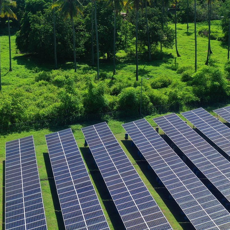 Estrutura de suporte para painéis fotovoltaicos resistente a ventos fortes, específica para instalação no solo, com alta capacidade de carga e à prova de corrosão