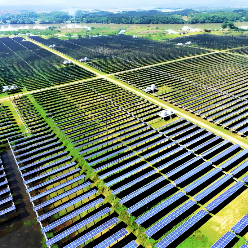 Estrutura de suporte para painéis fotovoltaicos resistente a ventos fortes, específica para instalação no solo, com alta capacidade de carga e à prova de corrosão