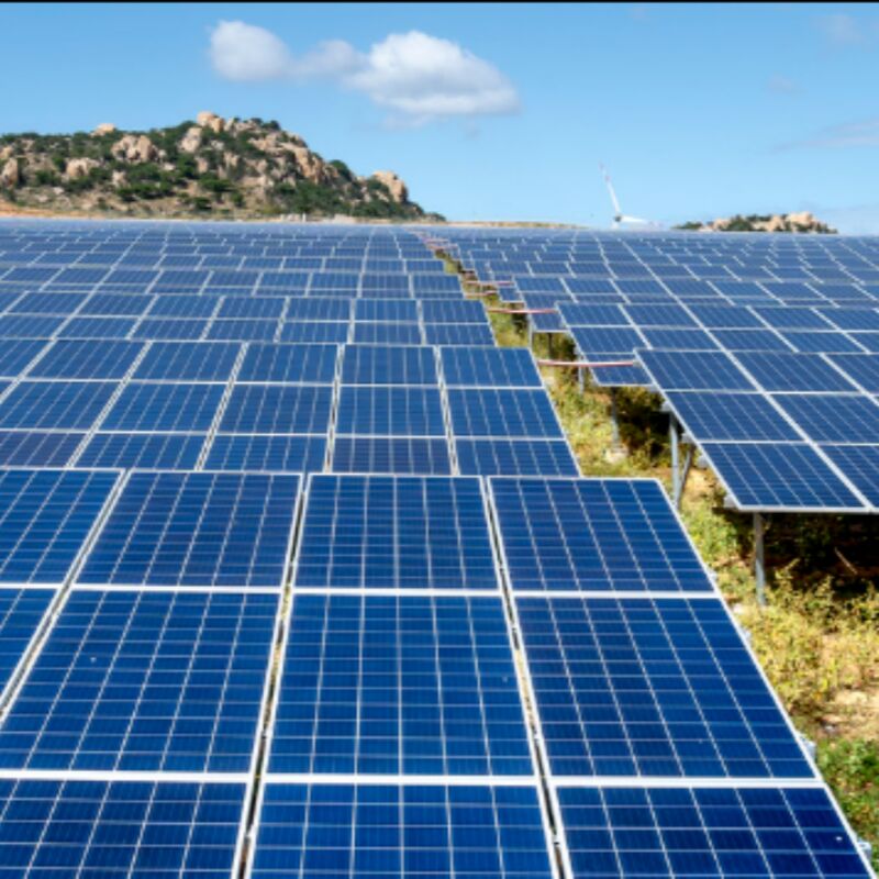 Suportes de montagem solar de solo com componentes de alumínio anodizado resistentes à corrosão, projetados para fácil montagem e uso externo a longo prazo.