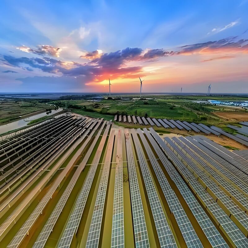 Suportes de montagem solar no solo fornecendo suporte para sistemas fotovoltaicos solares em escala de utilidade com alta resistência a ventos e cargas de neve