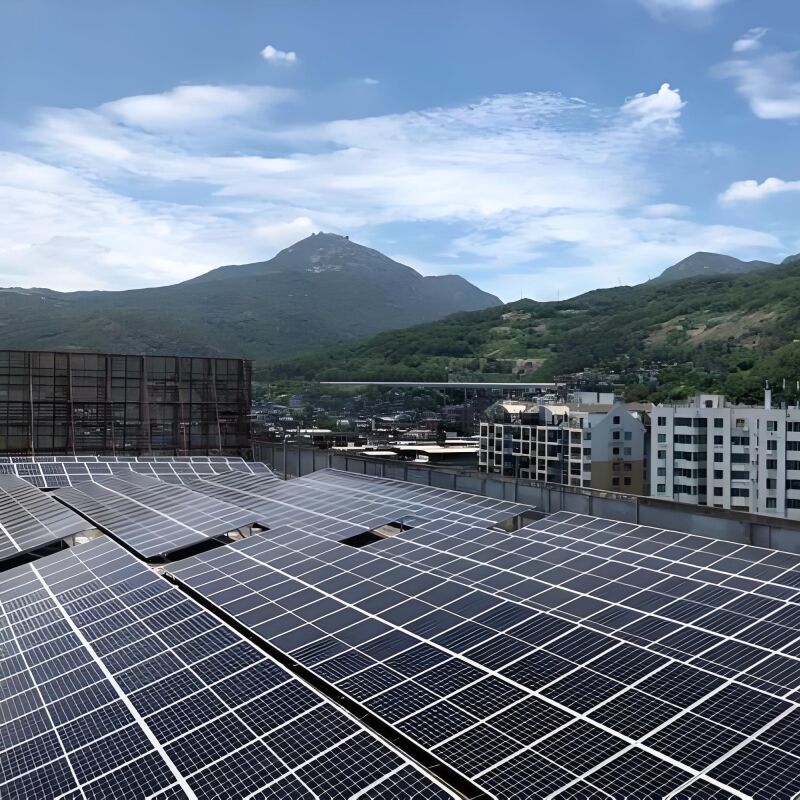 Suportes de montagem de painéis solares em telhados concebidos para suportar cargas de vento e neve elevadas que forneçam suporte para painéis solares em telhados