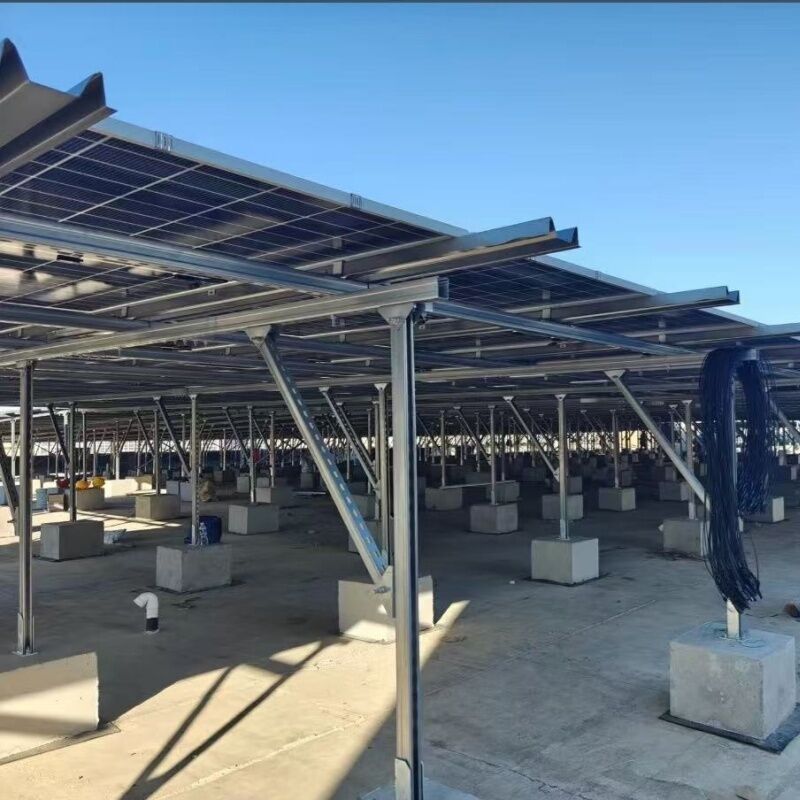 Suportes de montagem de painéis solares para telhados metálicos, oferecendo instalação rápida e suporte para sistemas comerciais de energia solar