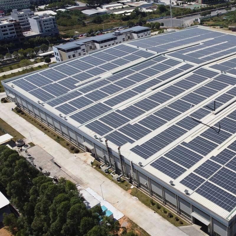 Suportes de montagem de painéis solares compatíveis com diferentes tipos de módulos solares, garantindo a instalação em telhados metálicos